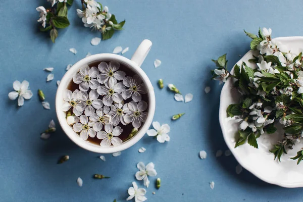 Taza de café y plato con pétalos — Foto de Stock