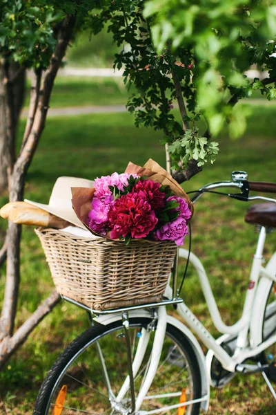 Bicicletta con fiori nel cestino — Foto Stock