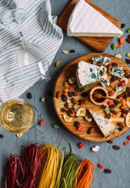 Fındık ve bal ile karışık Peynir tabağı 