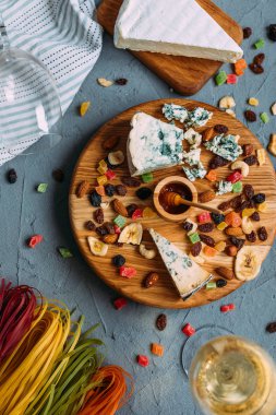 Fındık ve bal ile karışık Peynir tabağı 