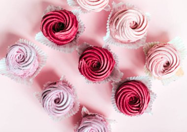 Masada lezzetli pembe cupcakes görünümü kadar kapatın