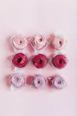 Lezzetli pembe kek görünümü tablo, üstten görünüm kadar kapatın