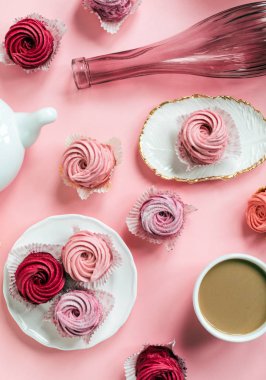 Kapuçino ile lezzetli pembe cupcakes görünümü tablo kadar kapatın
