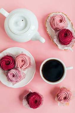 Lezzetli pembe kek Tablo görünümü ile kahve kadar kapatın