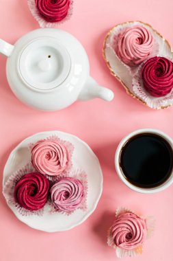 Lezzetli pembe kek Tablo görünümü ile kahve kadar kapatın