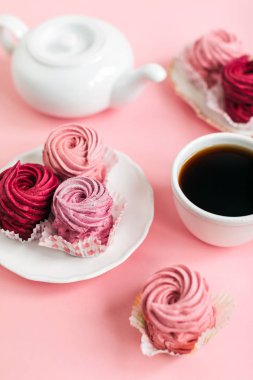 Lezzetli pembe kek Tablo görünümü ile kahve kadar kapatın