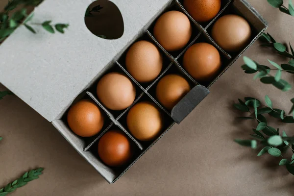 Ovos Galinha Caixa Sobre Fundo Papel Artesanal Com Ramos Verdes — Fotografia de Stock