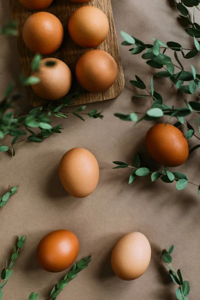 Montón Huevos Pollo Rodeados Ramas Verdes Sobre Fondo Papel Artesanal — Foto de Stock