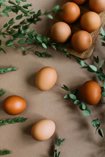 Pile Chicken Eggs Surrounded Green Branches Craft Paper Background — Stock Photo, Image