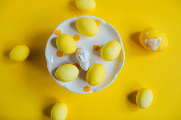 Kompozycja Wielkanocna Malowane Żółty Jaj Płytki Ceramiczne Królik — Zdjęcie stockowe