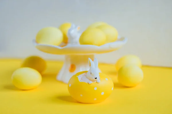 Kompozycja Wielkanocna Malowane Żółty Jaj Płytki Ceramiczne Królik — Zdjęcie stockowe