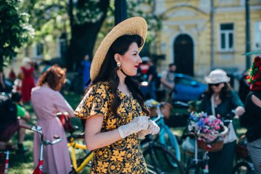 Retro cruise 2018, Ukrayna Kiev, Ukrayna - Mayıs 13: Bisiklet Retro vintage giyim katılan kişi cruise 13 Mayıs 2018 üzerinde Kiev, Ukrayna