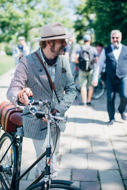 Retro cruise 2018, Ukrayna Kiev, Ukrayna - Mayıs 13: Bisiklet Retro vintage giyim katılan kişi cruise 13 Mayıs 2018 üzerinde Kiev, Ukrayna