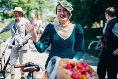 Retro cruise 2018, Ukrayna Kiev, Ukrayna - Mayıs 13: Bisiklet Retro vintage giyim katılan kişi cruise 13 Mayıs 2018 üzerinde Kiev, Ukrayna