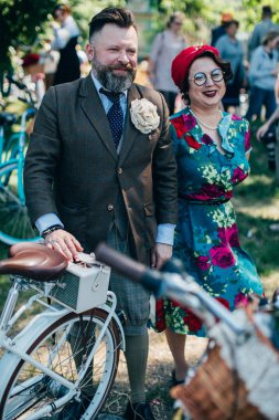 Retro cruise 2018, Ukrayna Kiev, Ukrayna - Mayıs 13: Bisiklet Retro vintage giyim katılan kişi cruise 13 Mayıs 2018 üzerinde Kiev, Ukrayna