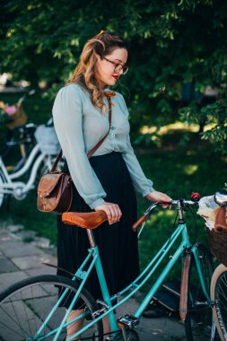 Retro cruise 2018, Ukrayna Kiev, Ukrayna - Mayıs 13: Bisiklet Retro vintage giyim katılan kişi cruise 13 Mayıs 2018 üzerinde Kiev, Ukrayna