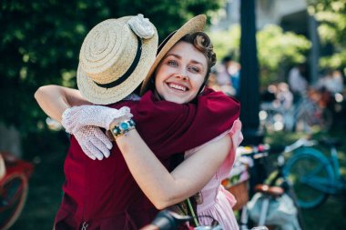 Retro cruise 2018, Ukrayna Kiev, Ukrayna - Mayıs 13: Bisiklet Retro vintage giyim katılan kişi cruise 13 Mayıs 2018 üzerinde Kiev, Ukrayna