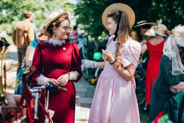 Retro cruise 2018, Ukrayna Kiev, Ukrayna - Mayıs 13: Bisiklet Retro vintage giyim katılan kişi cruise 13 Mayıs 2018 üzerinde Kiev, Ukrayna
