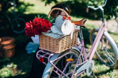 Retro cruise 2018, Ukrayna Kiev, Ukrayna - Mayıs 13: Bisiklet Retro vintage giyim katılan kişi cruise 13 Mayıs 2018 üzerinde Kiev, Ukrayna