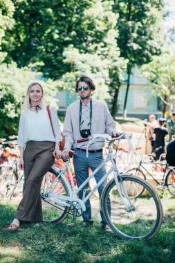 Retro cruise 2018, Ukrayna Kiev, Ukrayna - Mayıs 13: Bisiklet Retro vintage giyim katılan kişi cruise 13 Mayıs 2018 üzerinde Kiev, Ukrayna