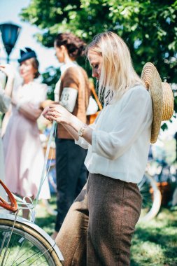 Retro cruise 2018, Ukrayna Kiev, Ukrayna - Mayıs 13: Bisiklet Retro vintage giyim katılan kişi cruise 13 Mayıs 2018 üzerinde Kiev, Ukrayna