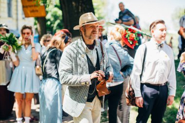 Retro cruise 2018, Ukrayna Kiev, Ukrayna - Mayıs 13: Bisiklet Retro vintage giyim katılan kişi cruise 13 Mayıs 2018 üzerinde Kiev, Ukrayna