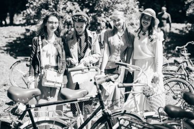 Retro cruise 2018, Ukrayna Kiev, Ukrayna - Mayıs 13: Bisiklet Retro vintage giyim katılan kişi cruise 13 Mayıs 2018 üzerinde Kiev, Ukrayna