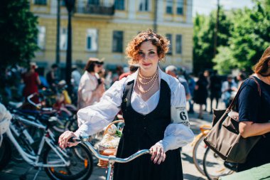 Retro cruise 2018, Ukrayna Kiev, Ukrayna - Mayıs 13: Bisiklet Retro vintage giyim katılan kişi cruise 13 Mayıs 2018 üzerinde Kiev, Ukrayna