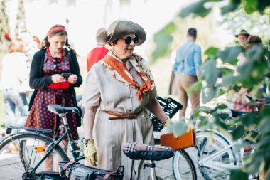 Retro cruise 2018, Ukrayna Kiev, Ukrayna - Mayıs 13: Bisiklet Retro vintage giyim katılan kişi cruise 13 Mayıs 2018 üzerinde Kiev, Ukrayna