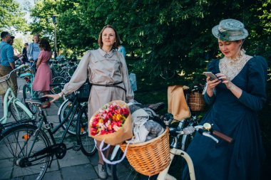 Retro cruise 2018, Ukrayna Kiev, Ukrayna - Mayıs 13: Bisiklet Retro vintage giyim katılan kişi cruise 13 Mayıs 2018 üzerinde Kiev, Ukrayna