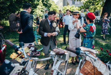 Retro cruise 2018, Ukrayna Kiev, Ukrayna - Mayıs 13: Bisiklet Retro vintage giyim katılan kişi cruise 13 Mayıs 2018 üzerinde Kiev, Ukrayna