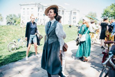 Retro cruise 2018, Ukrayna Kiev, Ukrayna - Mayıs 13: Bisiklet Retro vintage giyim katılan kişi cruise 13 Mayıs 2018 üzerinde Kiev, Ukrayna