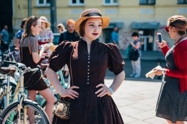 Retro cruise 2018, Ukrayna Kiev, Ukrayna - Mayıs 13: Bisiklet Retro vintage giyim katılan kişi cruise 13 Mayıs 2018 üzerinde Kiev, Ukrayna