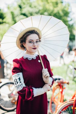 Retro cruise 2018, Ukrayna Kiev, Ukrayna - Mayıs 13: Bisiklet Retro vintage giyim katılan kişi cruise 13 Mayıs 2018 üzerinde Kiev, Ukrayna