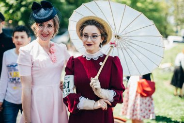 Retro cruise 2018, Ukrayna Kiev, Ukrayna - Mayıs 13: Bisiklet Retro vintage giyim katılan kişi cruise 13 Mayıs 2018 üzerinde Kiev, Ukrayna