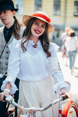 Retro cruise 2018, Ukrayna Kiev, Ukrayna - Mayıs 13: Bisiklet Retro vintage giyim katılan kişi cruise 13 Mayıs 2018 üzerinde Kiev, Ukrayna