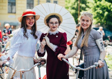 Retro cruise 2018, Ukrayna Kiev, Ukrayna - Mayıs 13: Bisiklet Retro vintage giyim katılan kişi cruise 13 Mayıs 2018 üzerinde Kiev, Ukrayna