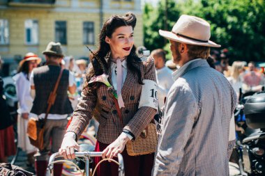 Retro cruise 2018, Ukrayna Kiev, Ukrayna - Mayıs 13: Bisiklet Retro vintage giyim katılan kişi cruise 13 Mayıs 2018 üzerinde Kiev, Ukrayna