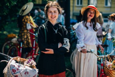 Retro cruise 2018, Ukrayna Kiev, Ukrayna - Mayıs 13: Bisiklet Retro vintage giyim katılan kişi cruise 13 Mayıs 2018 üzerinde Kiev, Ukrayna