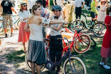 Retro cruise 2018, Ukrayna Kiev, Ukrayna - Mayıs 13: Bisiklet Retro vintage giyim katılan kişi cruise 13 Mayıs 2018 üzerinde Kiev, Ukrayna