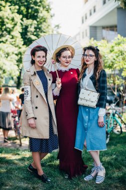 Retro cruise 2018, Ukrayna Kiev, Ukrayna - Mayıs 13: Bisiklet Retro vintage giyim katılan kişi cruise 13 Mayıs 2018 üzerinde Kiev, Ukrayna