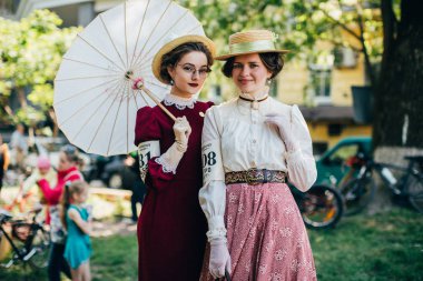 Retro cruise 2018, Ukrayna Kiev, Ukrayna - Mayıs 13: Bisiklet Retro vintage giyim katılan kişi cruise 13 Mayıs 2018 üzerinde Kiev, Ukrayna