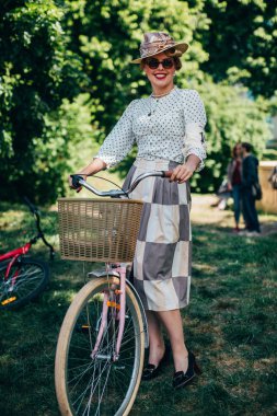 Retro cruise 2018, Ukrayna Kiev, Ukrayna - Mayıs 13: Bisiklet Retro vintage giyim katılan kişi cruise 13 Mayıs 2018 üzerinde Kiev, Ukrayna