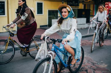 Retro cruise 2018, Ukrayna Kiev, Ukrayna - Mayıs 13: Bisiklet Retro vintage giyim katılan kişi cruise 13 Mayıs 2018 üzerinde Kiev, Ukrayna