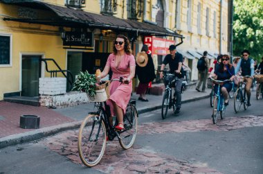 Retro cruise 2018, Ukrayna Kiev, Ukrayna - Mayıs 13: Bisiklet Retro vintage giyim katılan kişi cruise 13 Mayıs 2018 üzerinde Kiev, Ukrayna