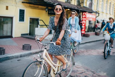 Retro cruise 2018, Ukrayna Kiev, Ukrayna - Mayıs 13: Bisiklet Retro vintage giyim katılan kişi cruise 13 Mayıs 2018 üzerinde Kiev, Ukrayna
