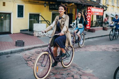 Retro cruise 2018, Ukrayna Kiev, Ukrayna - Mayıs 13: Bisiklet Retro vintage giyim katılan kişi cruise 13 Mayıs 2018 üzerinde Kiev, Ukrayna