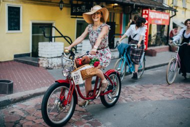 Retro cruise 2018, Ukrayna Kiev, Ukrayna - Mayıs 13: Bisiklet Retro vintage giyim katılan kişi cruise 13 Mayıs 2018 üzerinde Kiev, Ukrayna