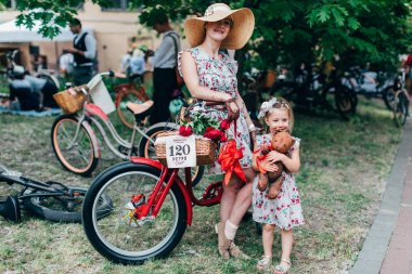 Retro cruise 2018, Ukrayna Kiev, Ukrayna - Mayıs 13: Bisiklet Retro vintage giyim katılan kişi cruise 13 Mayıs 2018 üzerinde Kiev, Ukrayna