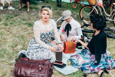 Retro cruise 2018, Ukrayna Kiev, Ukrayna - Mayıs 13: Bisiklet Retro vintage giyim katılan kişi cruise 13 Mayıs 2018 üzerinde Kiev, Ukrayna